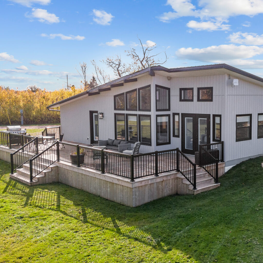 Eagles View Cottage. A modern white and black design in a private green lot